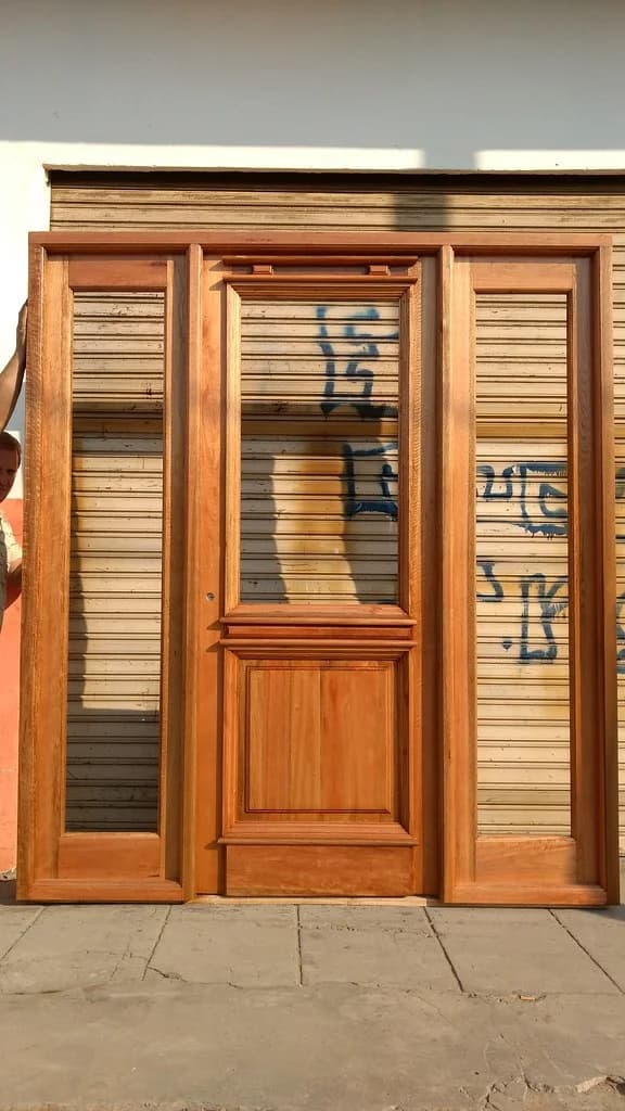 Puerta de madera estilo retro con dos paños fijos a los costados