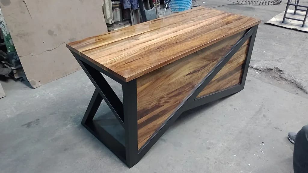 Escritorio de madera maciza de Laurel