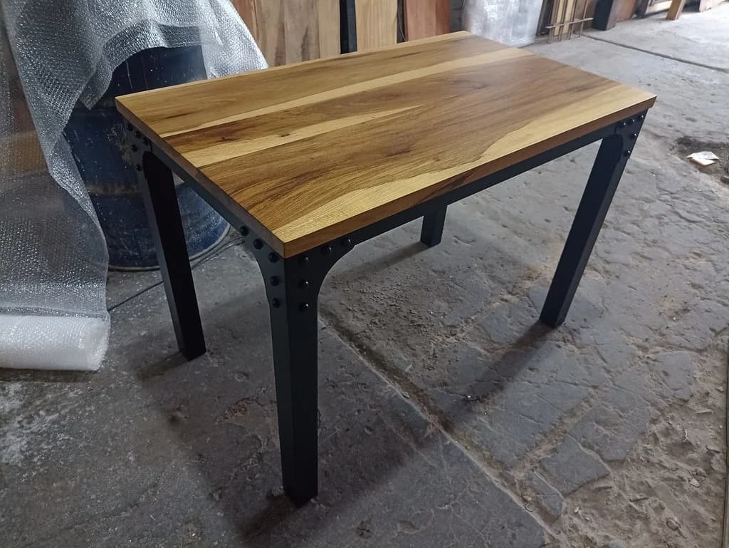 Mesa que combina estructura de hierro con tapa de Peteribí