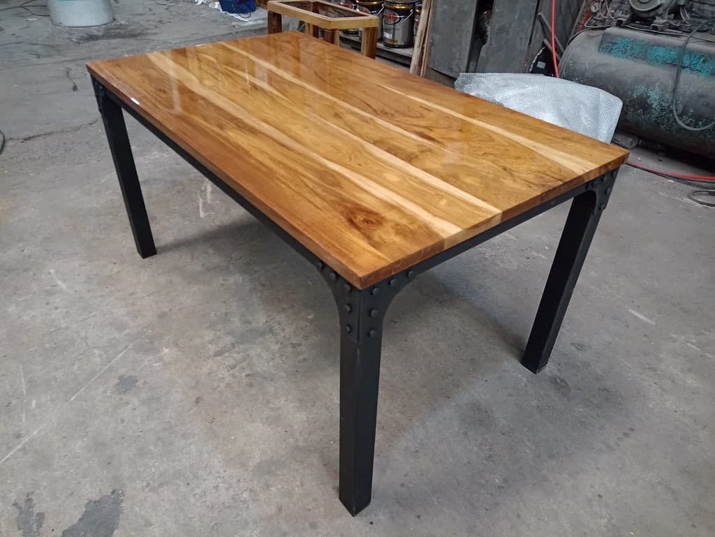 Mesa que combina estructura de hierro con tapa de Ubeña