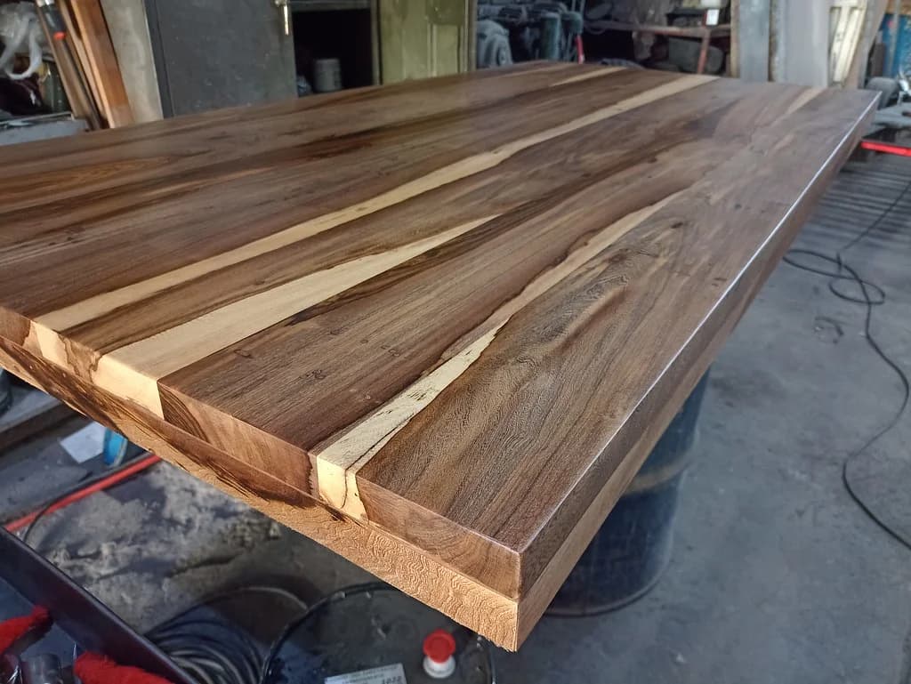 Detalle del canto macizo de una tapa de Guayubira laqueada