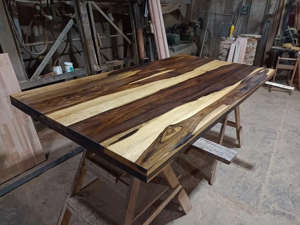 Tapa de Guayubira apoyada sobre caballetes en el taller