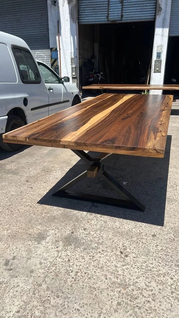 Mesa de Guayubira sobre base de hierro modelo Virasoro