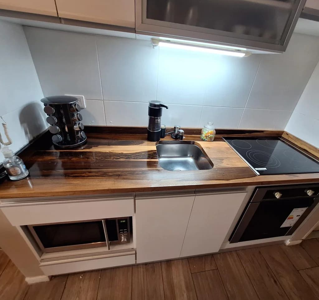 Mesada de cocina en madera de Guayubira