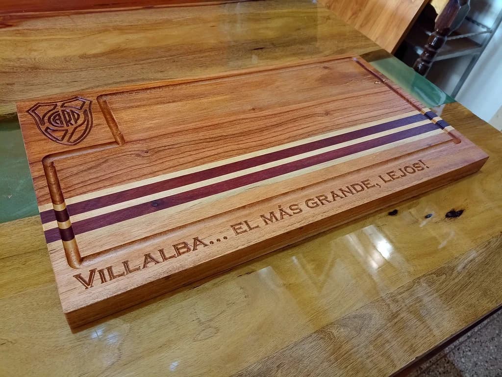 Tabla de madera dura con el escudo de River grabado