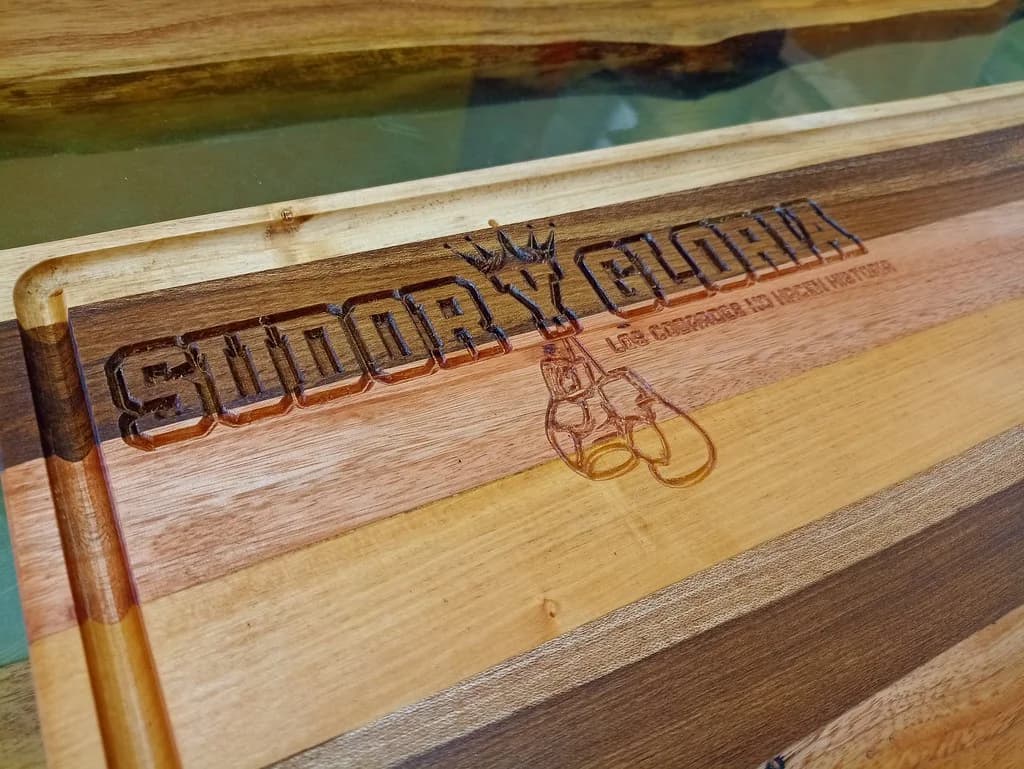 Tabla de madera dura con grabado personalizado