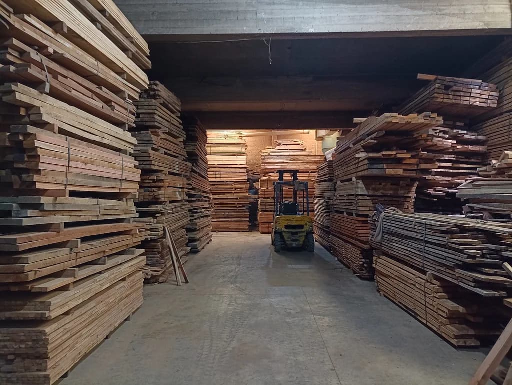 Pasillo del depósito con estibas de distintas especies de madera