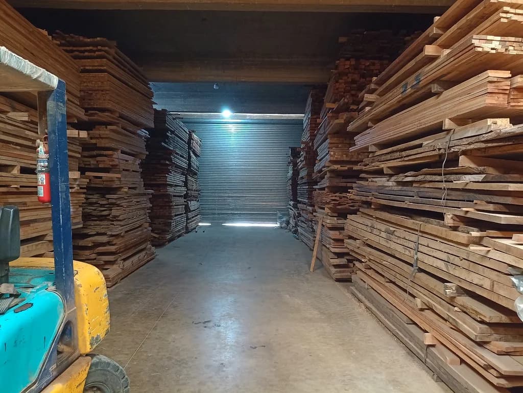 Tablones de madera maciza estibados en el depósito