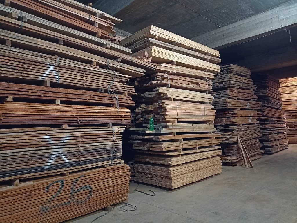 Estibas de tablones con separadores, apiladas para el secado